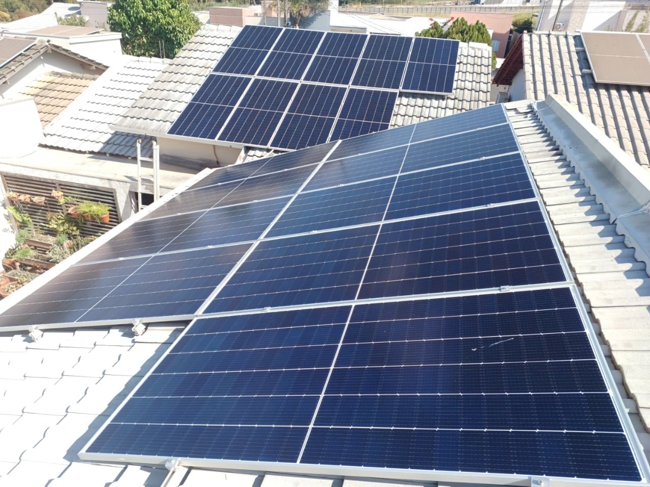 Casa brasileira com painéis fotovoltaicos no telhado, em Sorriso, Mato Grosso